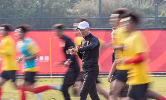 电影讲述了摸金小队为破除诅咒，经历重重艰难险阻，九死一生深入古滇国献王陵墓寻找雮尘珠的故事，将于今年12月29日全国公映